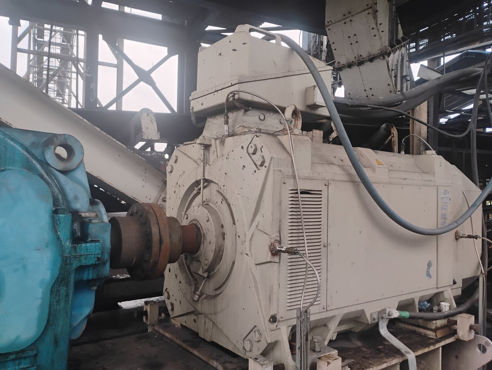 Industrial motor with vibration sensors at the drive end
